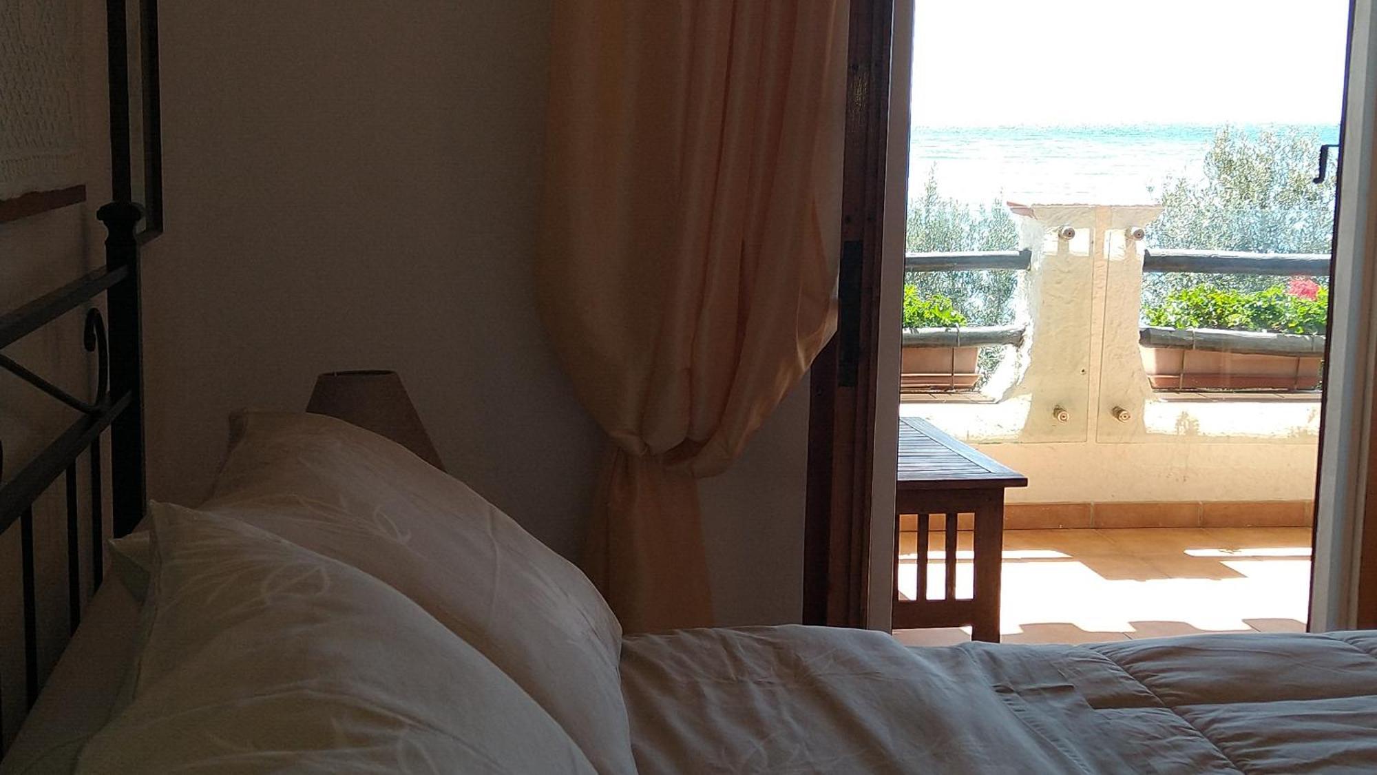 In Front Of The Beach - La Terrazza Sul Mare フルミニ・ディ・クアルトゥ エクステリア 写真