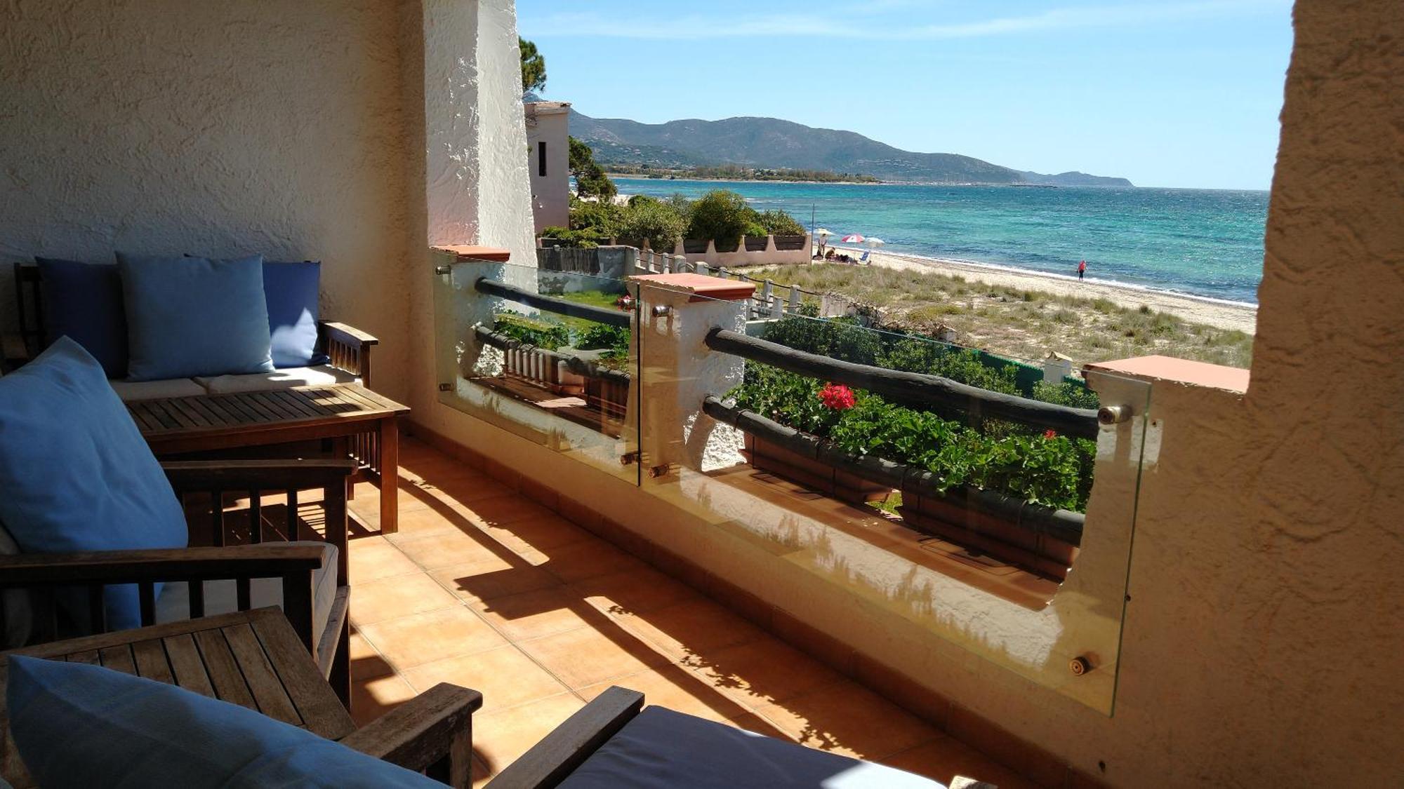In Front Of The Beach - La Terrazza Sul Mare フルミニ・ディ・クアルトゥ エクステリア 写真